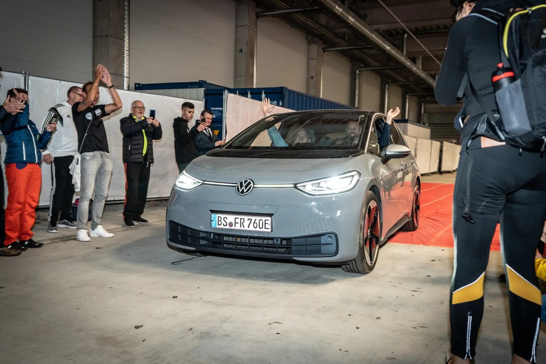 Zur Weltrekordfahrt verlässt das E-Auto ID.3 die Halle. 