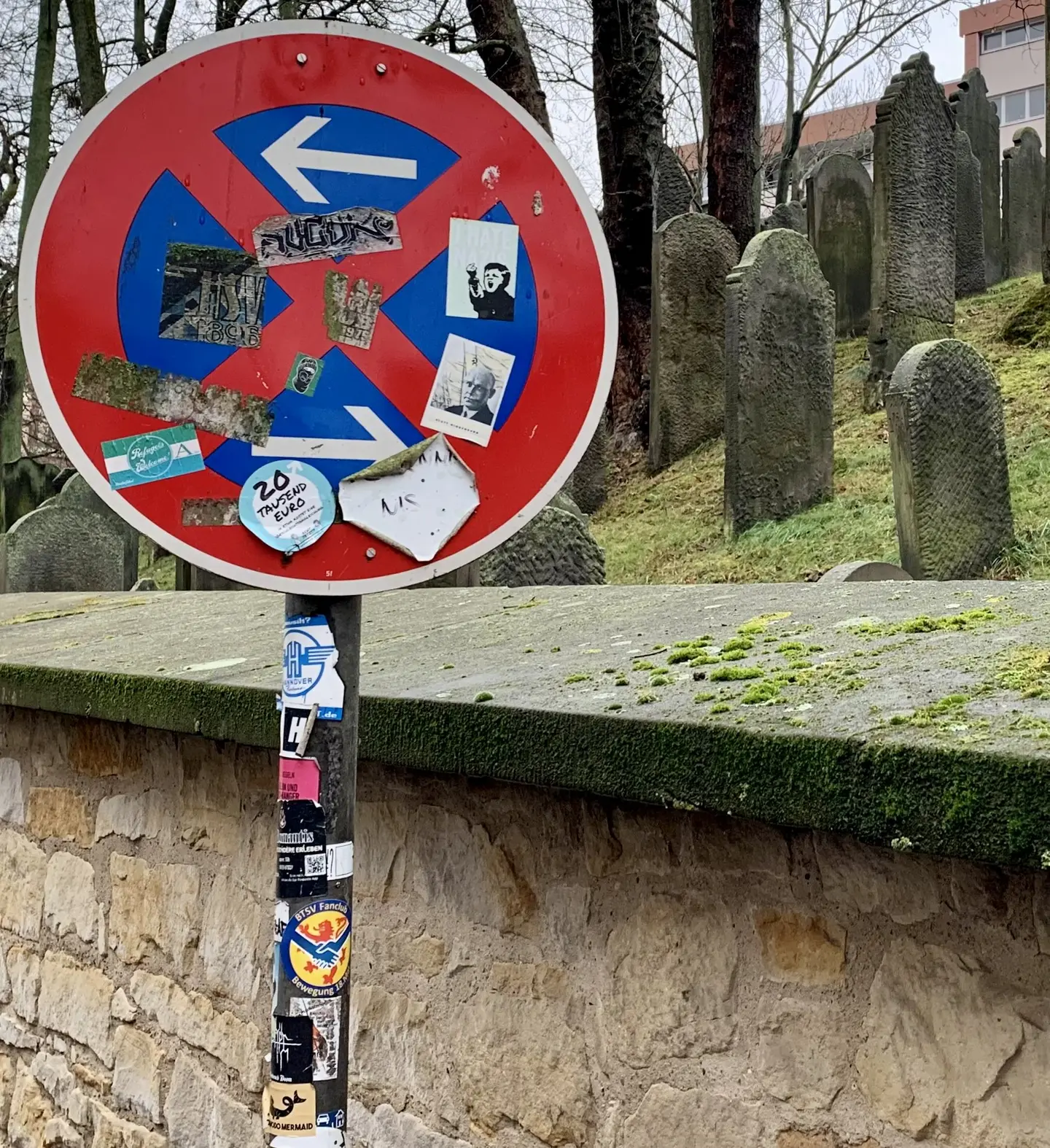 Ein Verkehrsschild, welches mit vielen Aufklebern zugepflastert ist.