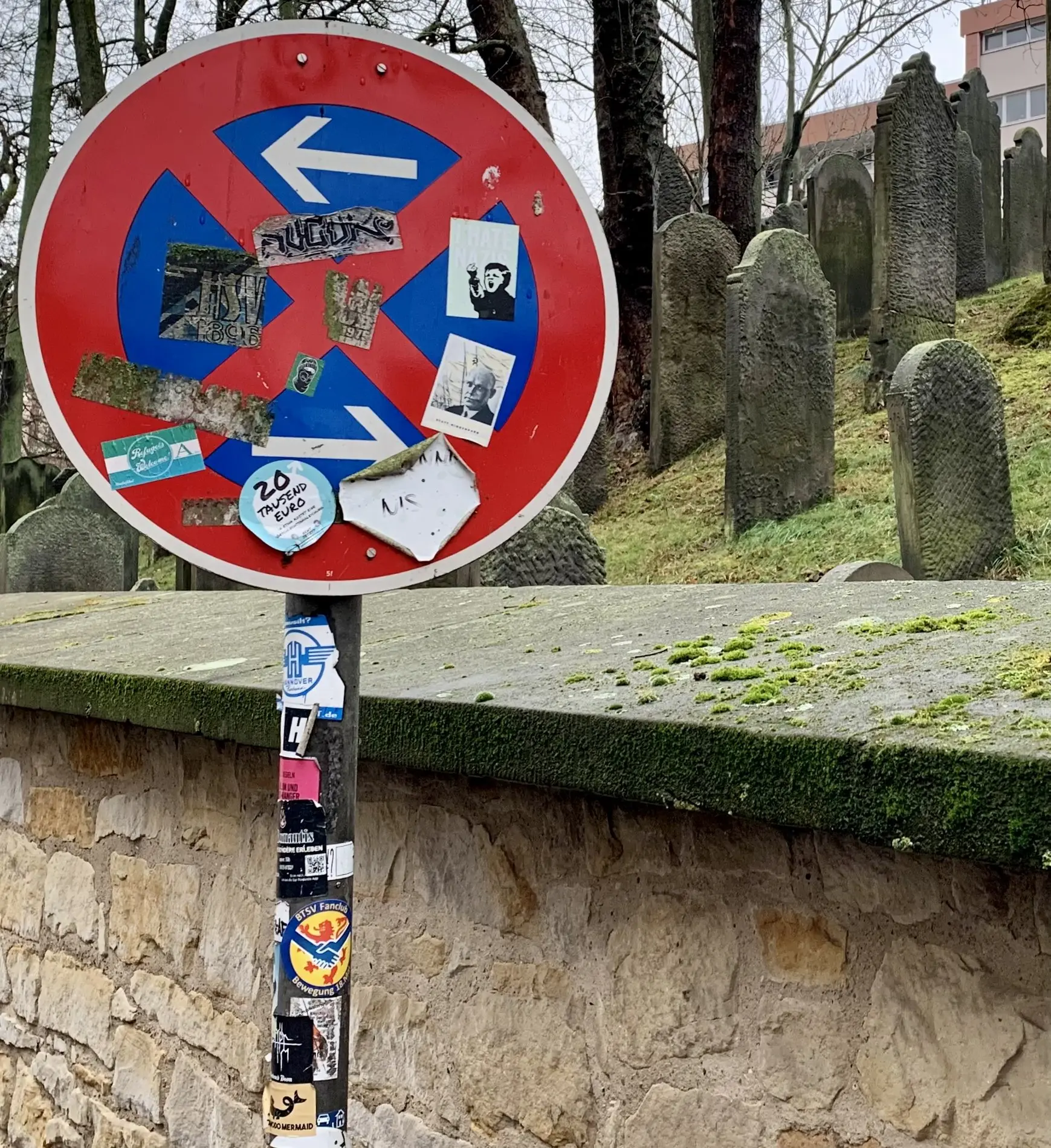 Ein Verkehrsschild, welches mit vielen Aufklebern zugepflastert ist.