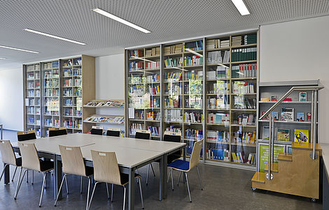 Blick in die reich bestückte Bibliothek der Welfenakademie.