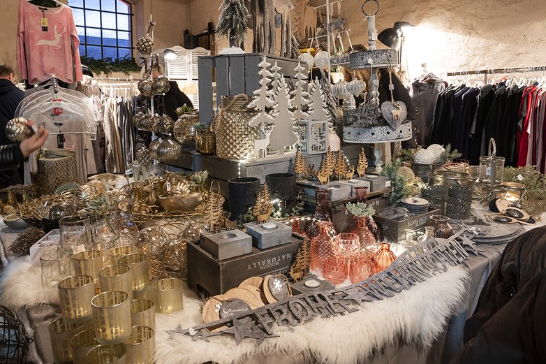 Weihnachtliche Dekorationsgegenstände.