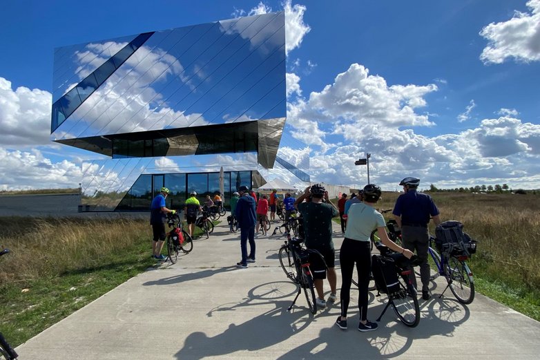 Fahrradfahren in der Region: Radfahrer am Forschungsmuseum Schöningen.