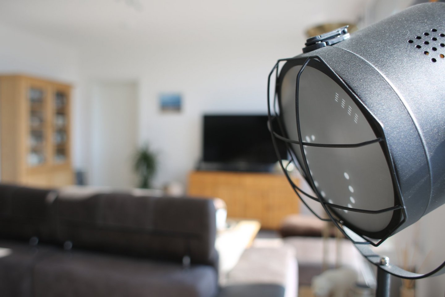 Auf dem Bild ist eine freistehende Lampe abgebildet.