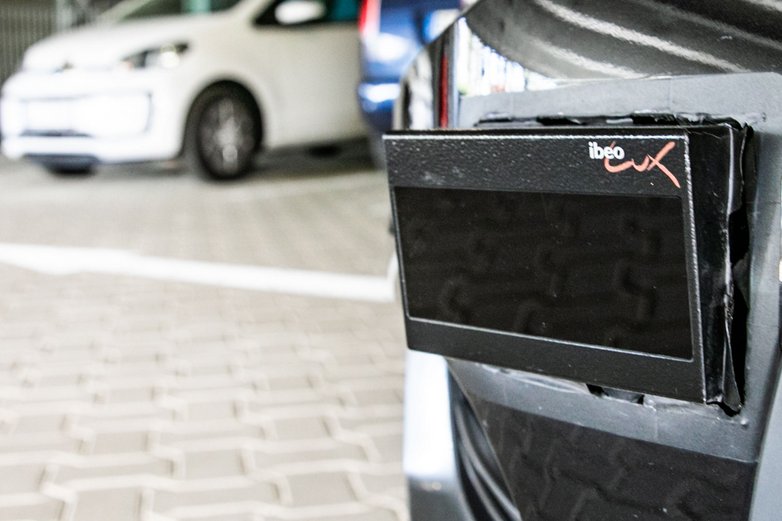 Der unauffällige Laserscanner am Testfahrzeug.