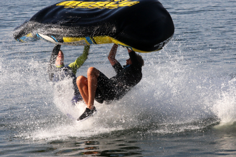 Zwei Jungs halten sich an einem aufblasbaren Wassergerät auf dem Salzgittersee fest. 