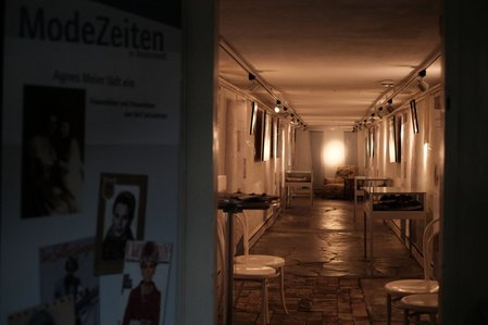 ModeZeiten in der Kegelbahn. Hier werden wechselnde Ausstellungen gezeigt.