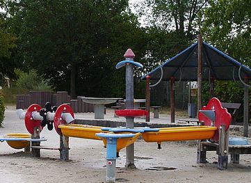 Die bunte Matschanlage auf dem Spielplatz Ottos Hof in Peine.
