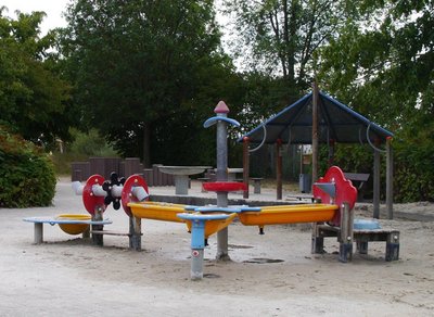 Die bunte Matschanlage auf dem Spielplatz Ottos Hof in Peine.