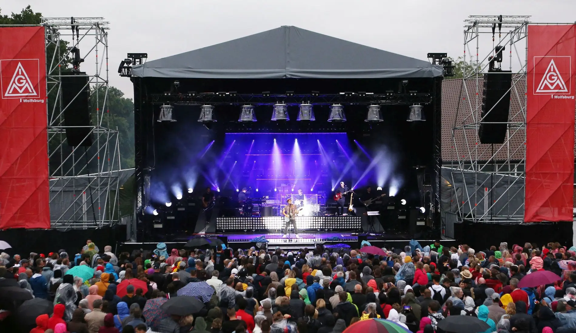 Feierndes Publikum beim Sommerfest der IG Metall Wolfsburg.