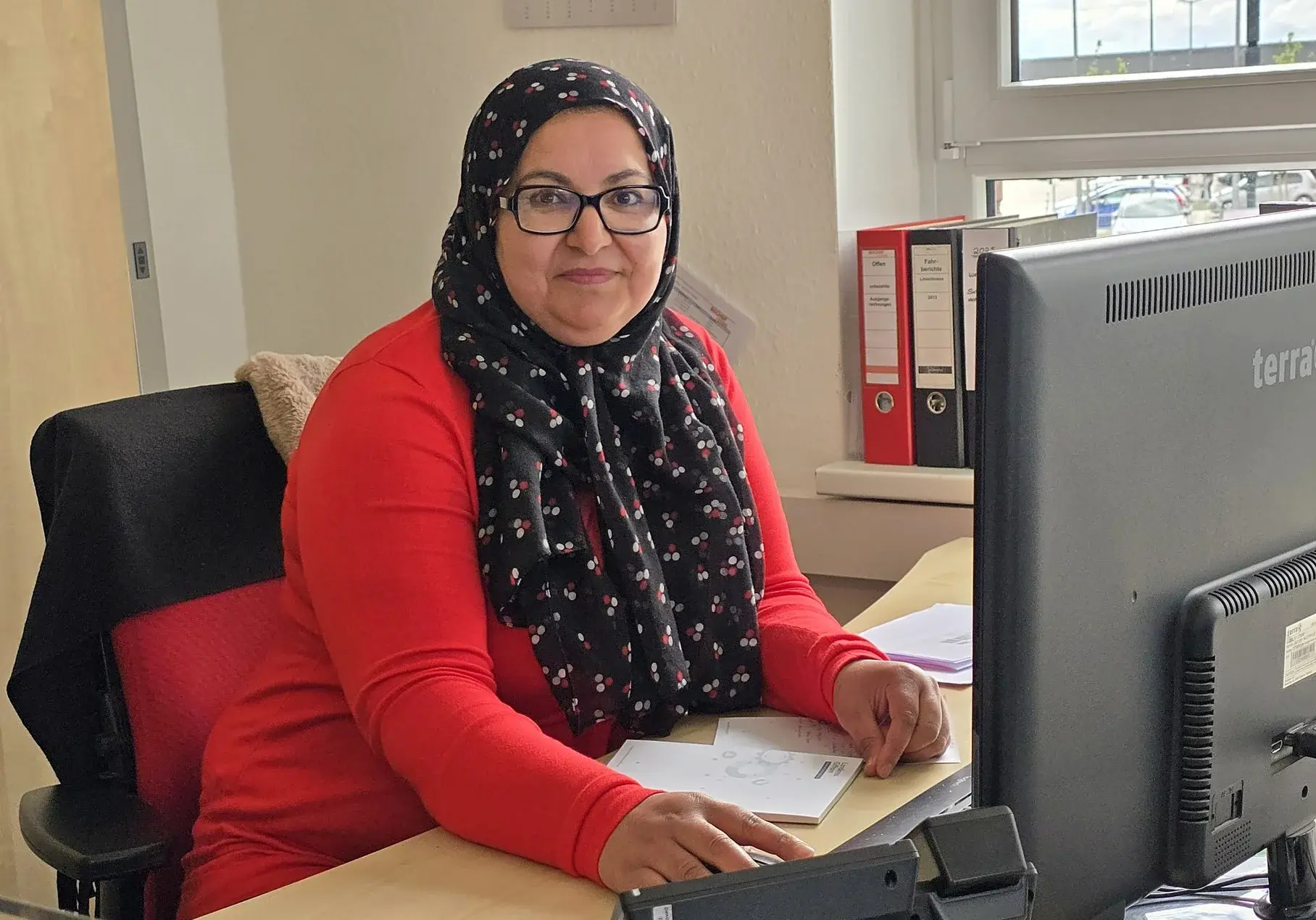 Hayet Laouini am Schreibtisch bei Bischof-Reisen