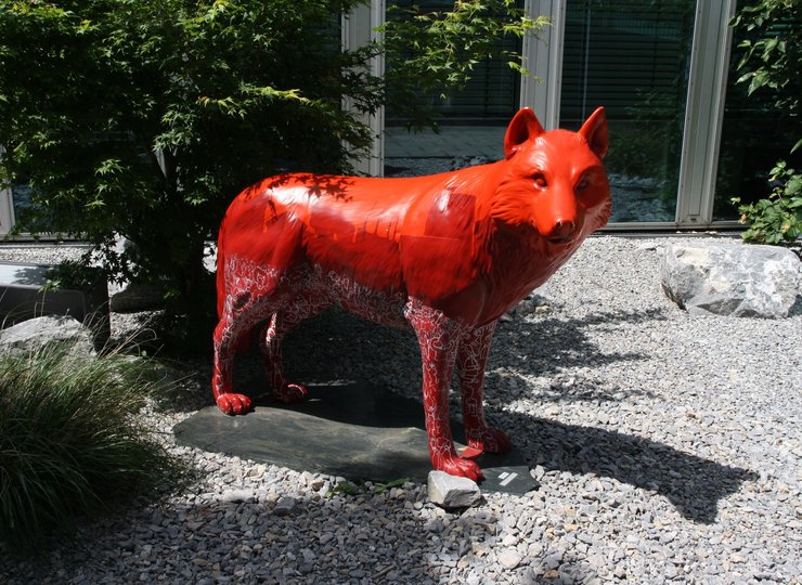 Eine Wolfsstatue in Rot. 