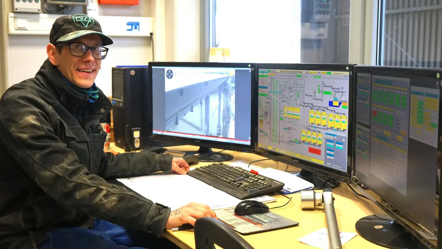 Silomeister David Mahn steuert den Verladevorgang am Computer