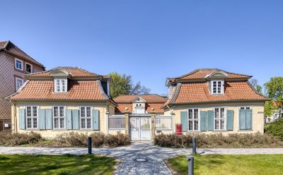 Man blickt frontal auf das Lessinghaus in Wolfenbüttel