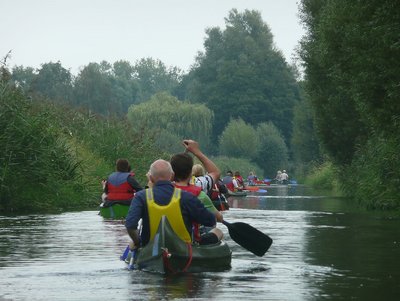 Menschen fahren Kanu auf einem Fluss.