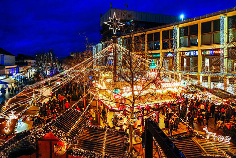  Das festlich beleuchtete Kinderkarussell auf dem Wolfsburger Weihnachtsmarkt.