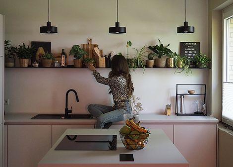 Eine Frau steht in einer Küche.
