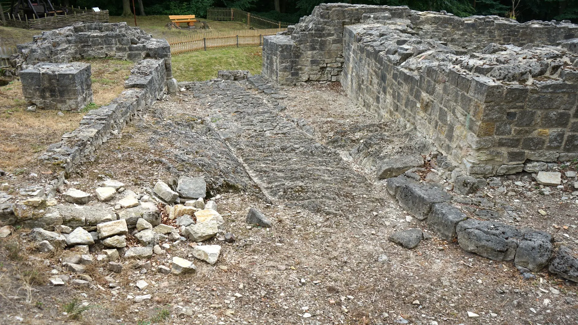 Die mittelalterliche Zufahrt durch den Torturm ist noch zu erkennen. 