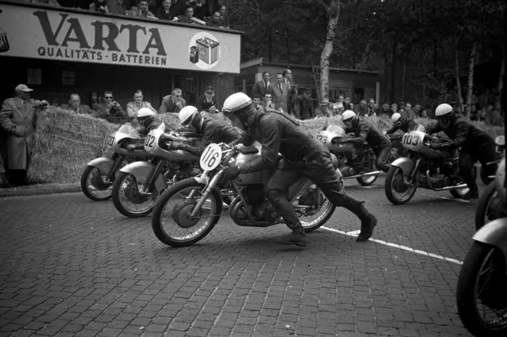 Rennfahrer steigen auf ihr Motorrad. 