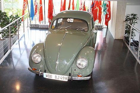 Ein mitfarbener VW-Käfer im Gewerkschaftshaus. 