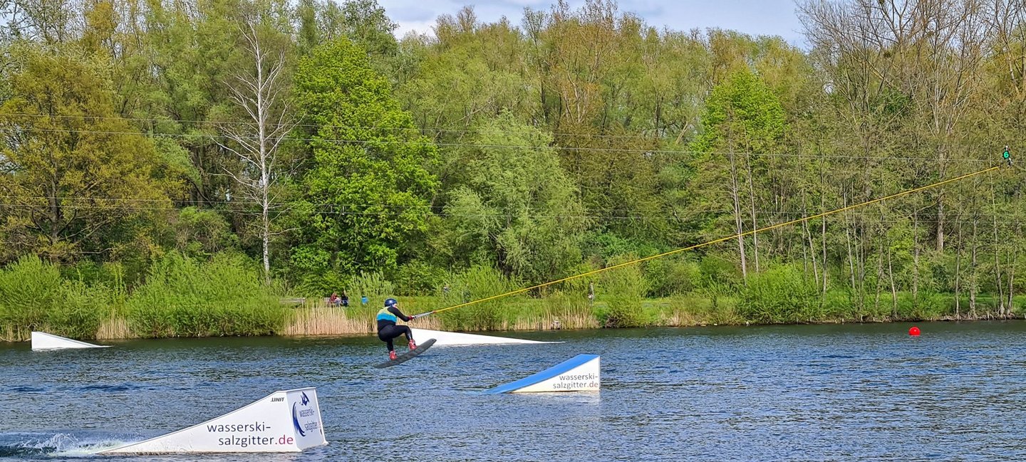 Man blickt auf die Wasserskianlage auf dem Salzgittersee