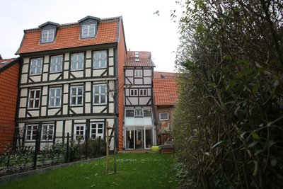 Der Garten eines Fachwerkhauses.