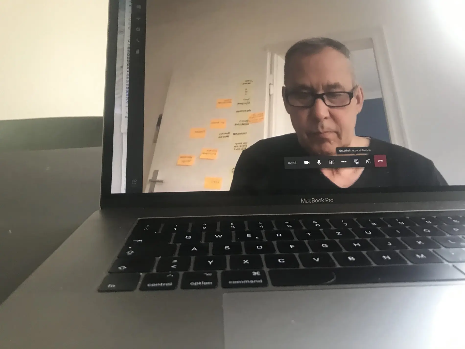 Blogger Kay Rohn auf einem Laptop-Bildschirm.