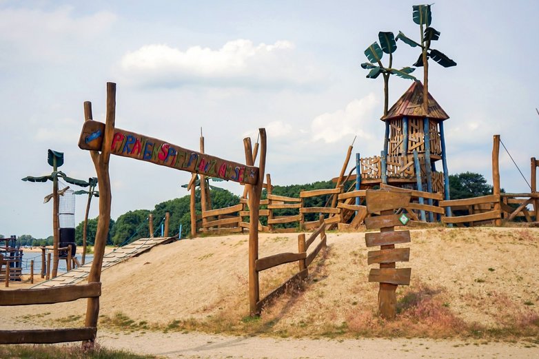 Der Abenteuerspielplatz mit Klettermöglichkeiten am Salzgittersee.