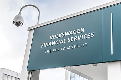 Ein Schild von Volkswagen Financial Services in Braunschweig.