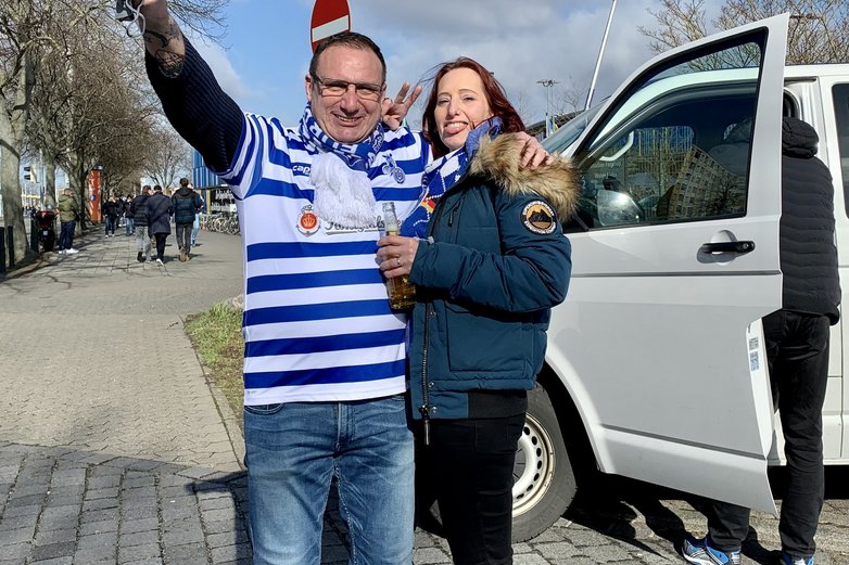 Zwei Fans des MSV Duisburg.