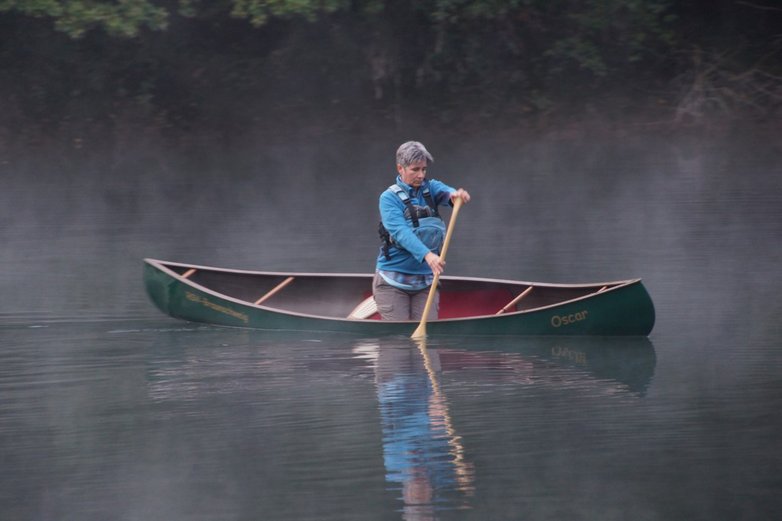 Eine Bootsfahrerin beim Canadier Freestyle.