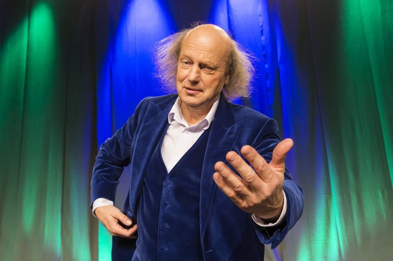 Ein Mann blickt in die Kamera.