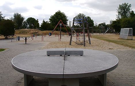 Die große Tischtennisplatte auf dem Spielplatz Ottos Hof.