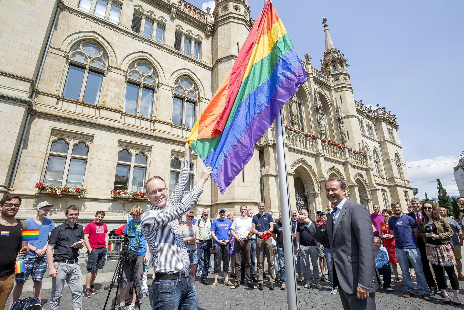Auf dem Schlossplatz hissen Markurth und Umland die Regenbogenflagge.