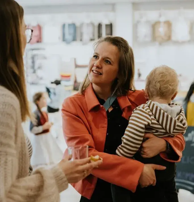 Ilka Hoffmann, Gründerin der Familienlounge, mit ihrem Sohn auf dem Arm.