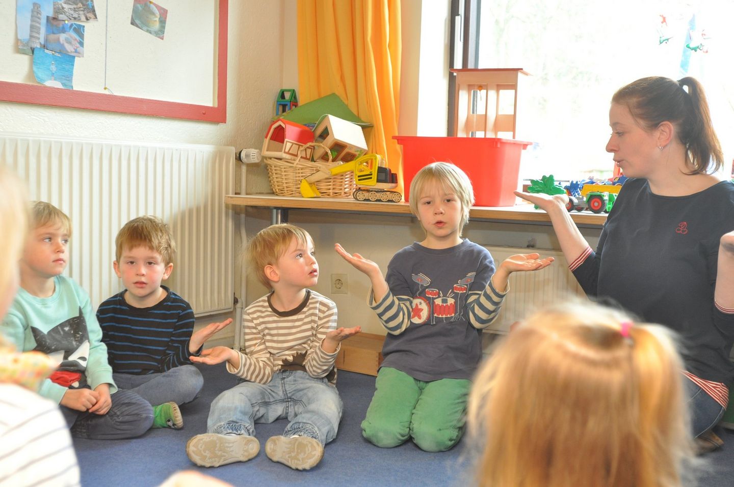 Jarne, Jakob, Jasper und Joscha mit Jennifer Polo in der KiTa „Peter und Paul“.