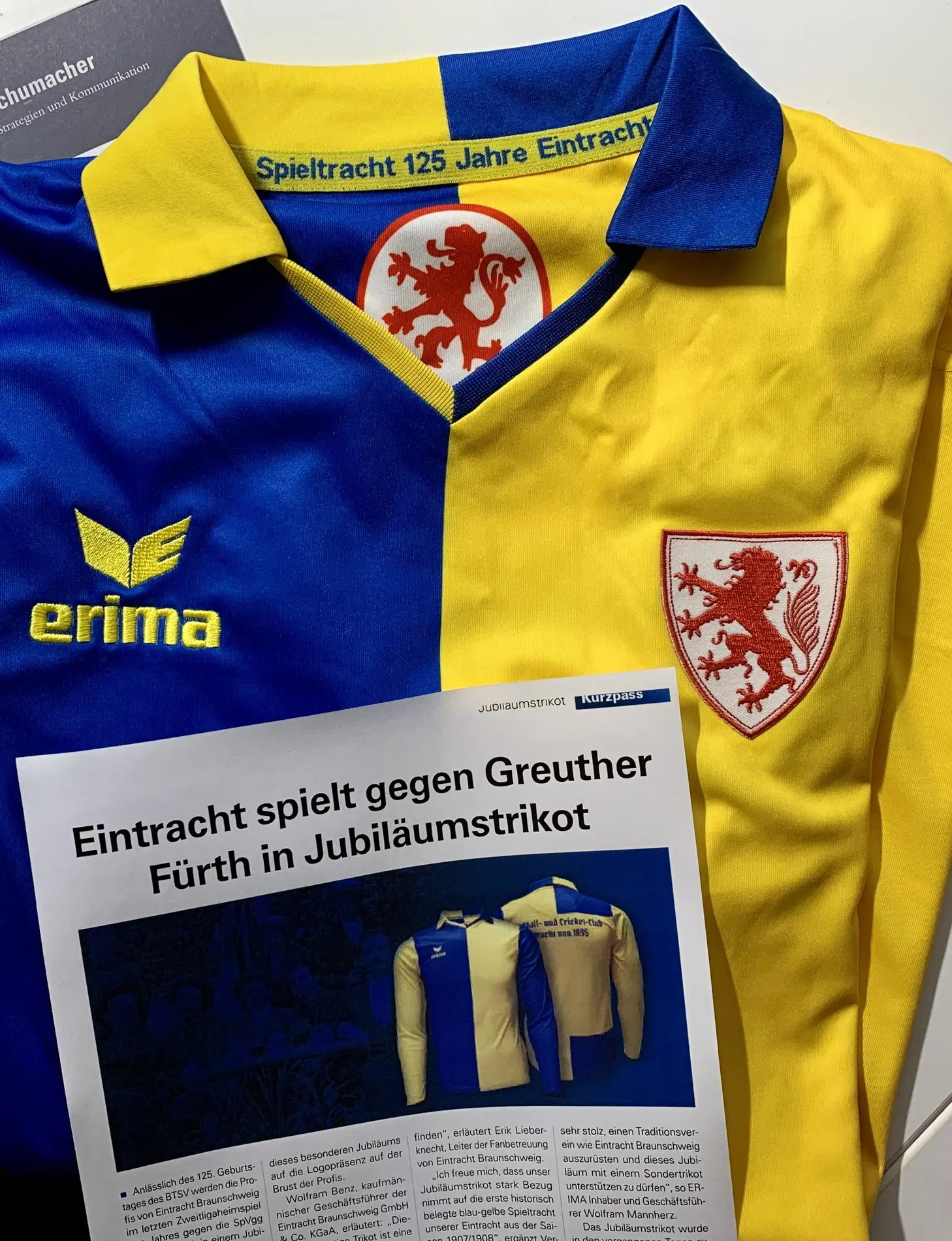 Das blau-gelbe Traditionstrikot von Eintracht Braunschweig.