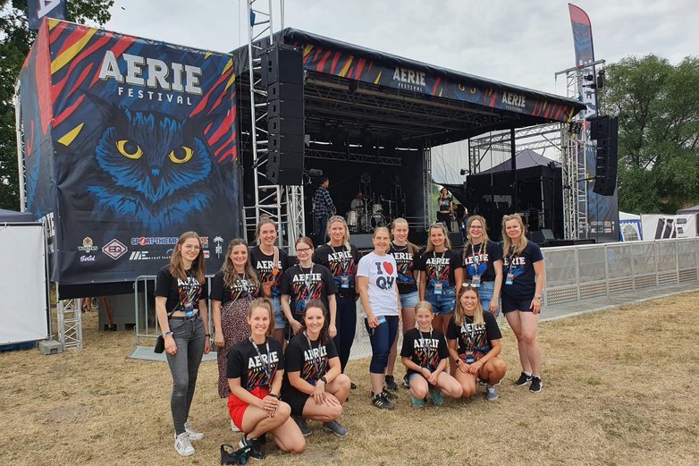 Helferinnen vor der Festival-Bühne
