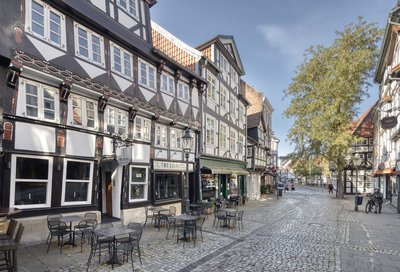 Man blickt auf Fachwerkhäuser und Gastronomie am Magnitor