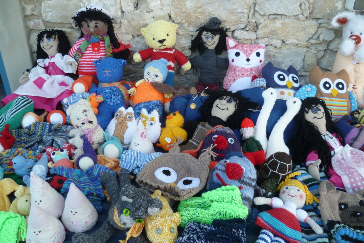 Strickpuppen und -tiere des Handarbeiten des FreiwilligenZentrumSalzgitter e.V.