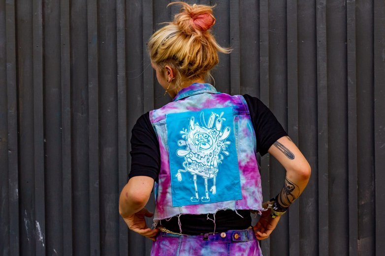 Eine junge Frau mit einem Punk-Backprint.