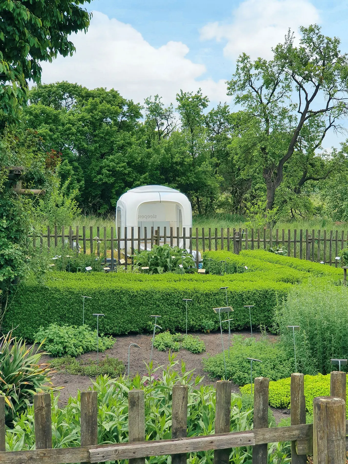 Mitten im Burggarten mit Blick auf die historische Burg ruht der Sleeperoo.