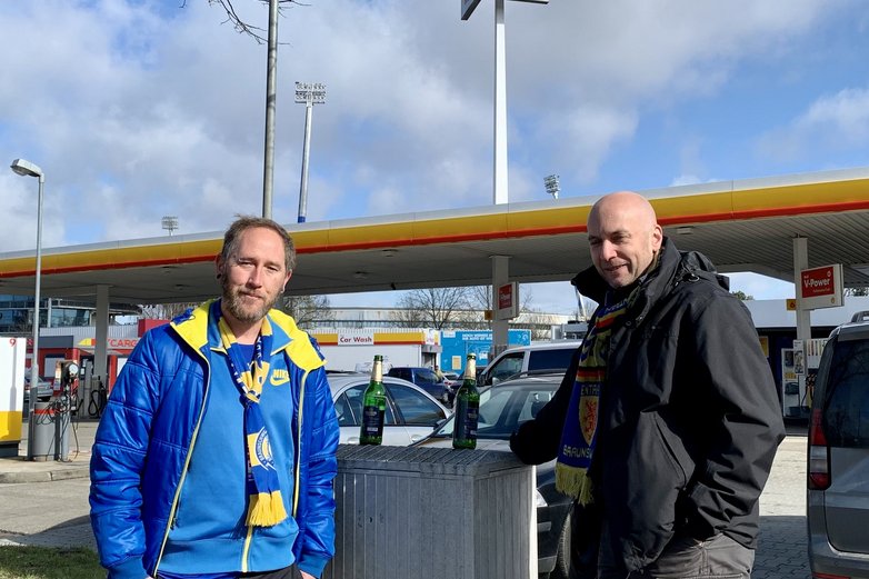 Zwei Männer stehen an einem Stromkasten.