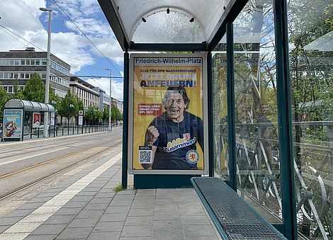 Ein Eintracht-Fan als Bild auf einem Werbeplakat.