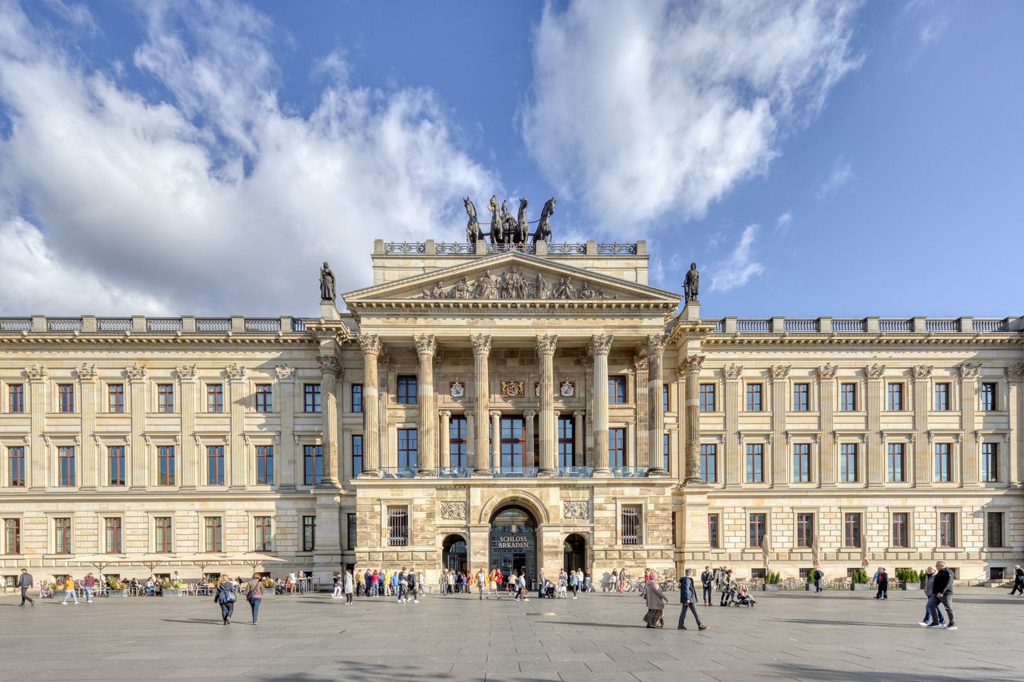 Man blickt frontal über den Schlossplatz auf die Fassade des Braunschweiger Schlosses