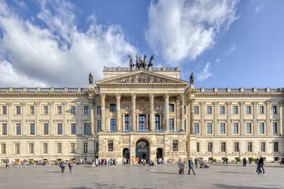 Man blickt frontal über den Schlossplatz auf die Fassade des Braunschweiger Schlosses