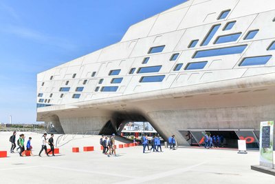 Man blickt von außen auf das futuristische Gebäude des phaeno