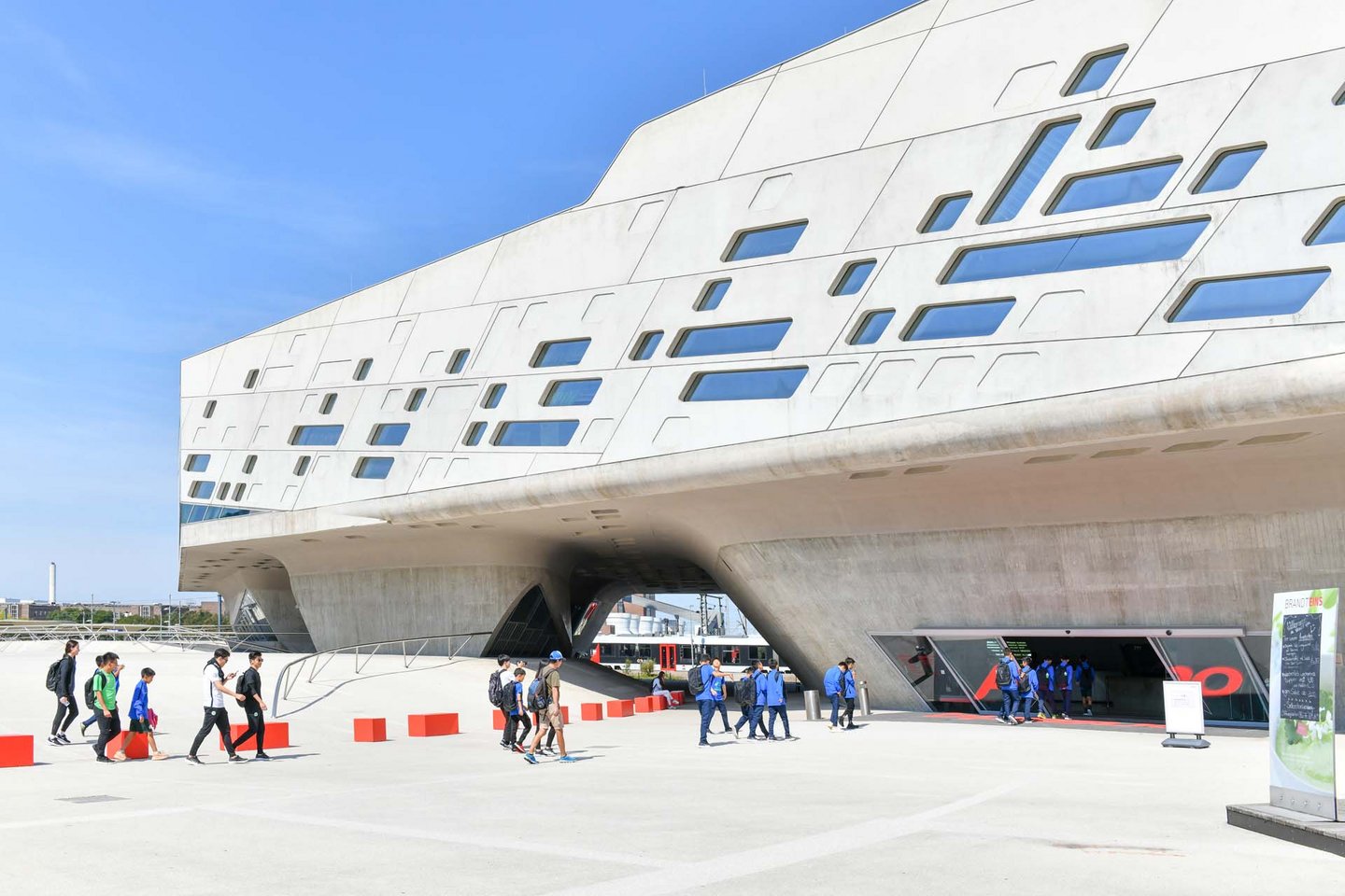 Man blickt von außen auf das futuristische Gebäude des phaeno