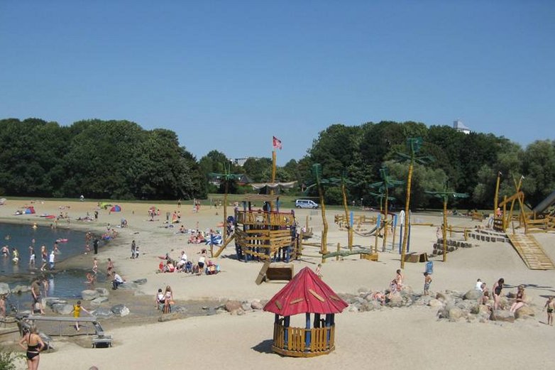Gut besuchter Piratenspielplatz in Salzgitter im Sommer. 