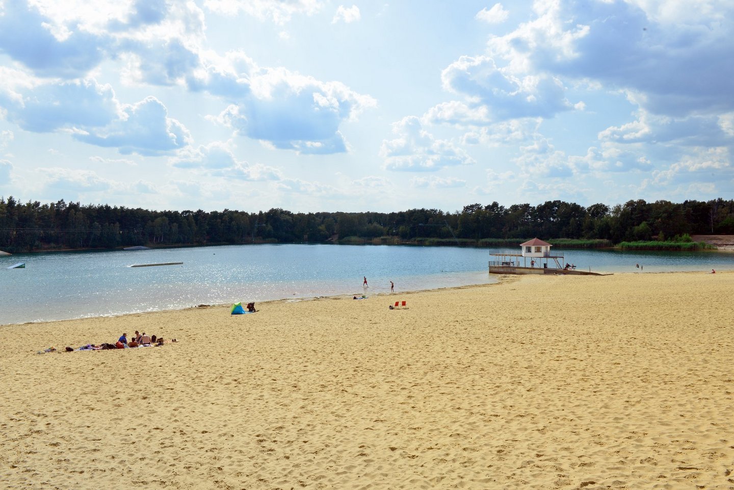 Man blickt auf einen Strandabschnitt des Bernsteinsees