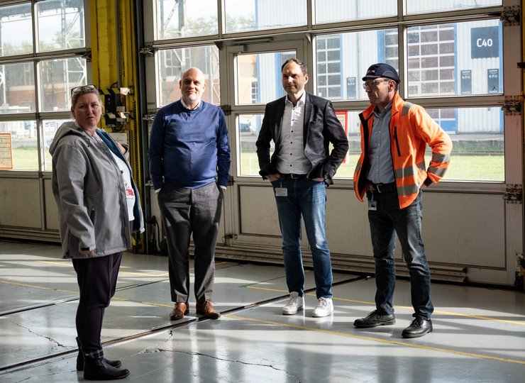 Von links nach rechts: Unsere Redakteurin besichtigt mit Andreas Florez und Dr. Jens Sprotte eine Produktionshalle von Alstom.